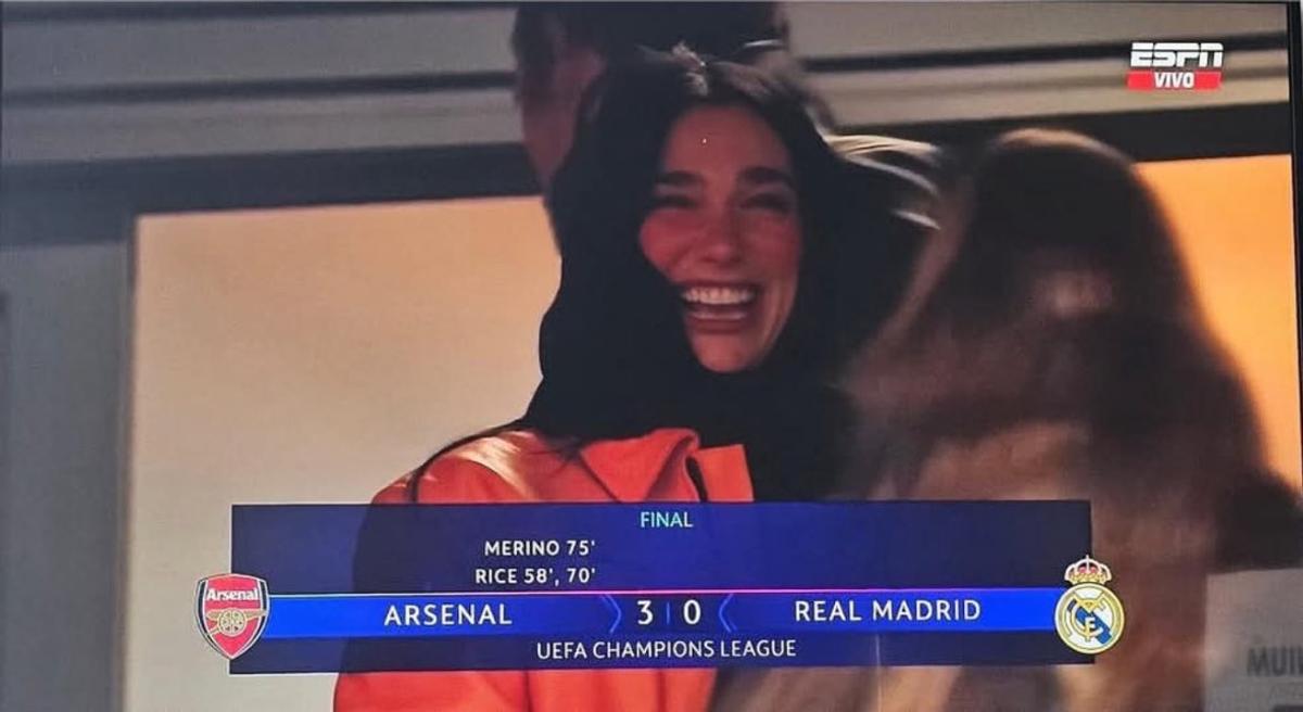 Cum au sărbătorit Anne Hathaway și Dua Lipa triumful lui Arsenal contra lui Real Madrid