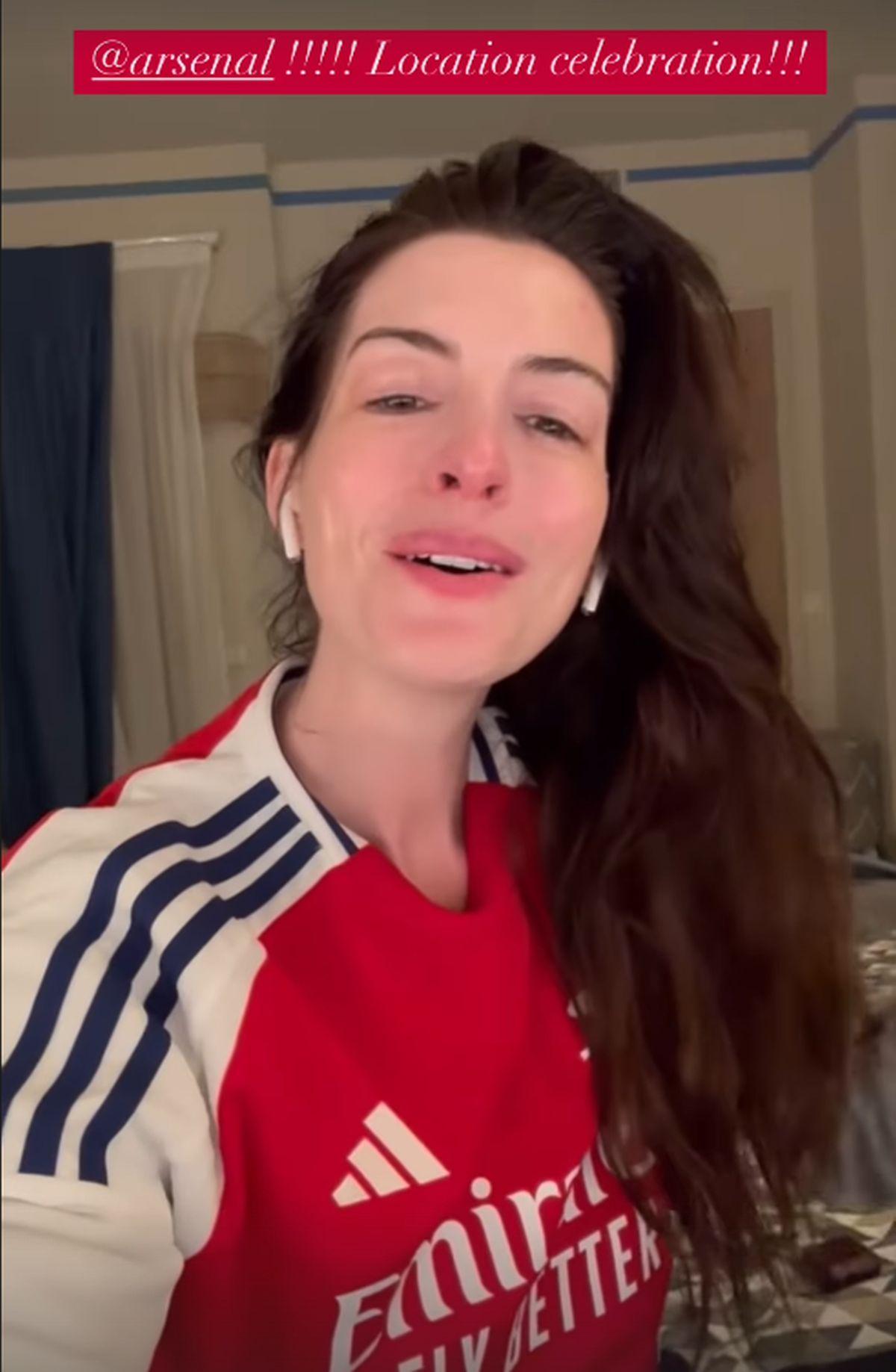 Cum au sărbătorit Anne Hathaway și Dua Lipa triumful lui Arsenal contra lui Real Madrid