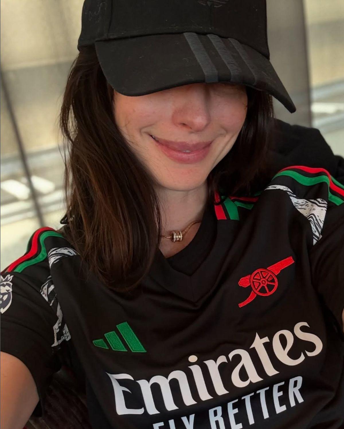Cum au sărbătorit Anne Hathaway și Dua Lipa triumful lui Arsenal contra lui Real Madrid