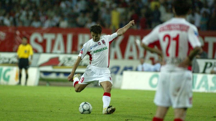 Viorel Domocoș înscriind din lovitură liberă în tricoul lui Dinamo Îl mai știți? Jucătorul pe care Hagi îl vedea „urmașul meu” împlinește 50 de ani! Stelist de mic, a luat Cupa cu Dinamo: „Să vă spun cum am pierdut 2-3 apartamente!”