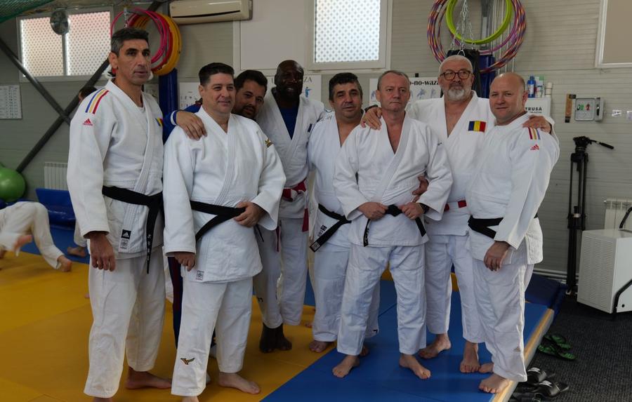 Florin Bercean (al doilea din dreapta) se laudă cu cooptarea în staff-ul tehnic a fostului campion european și mondial, francezul de origine congoleză Darcel Yandzi. Foto: sportsnet.ro Întoarcerea sălbaticului e oficială! Florin Bercean, antrenorul despre care GSP a scris că a snopit în bătaie 10 victime la lotul de judo, a câștigat alegerile pentru șefia Federației de judo