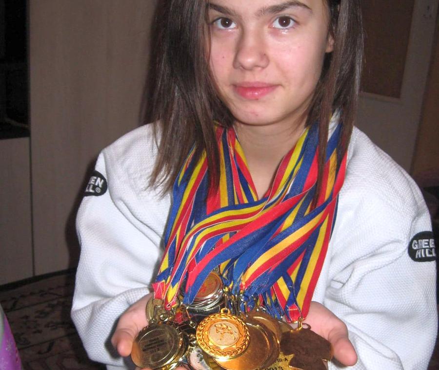 Roxana Pavel a fost una dintre fetele care a acuzat agresiuni inimaginabile la lotul condus de Florin Bercean Întoarcerea sălbaticului e oficială! Florin Bercean, antrenorul despre care GSP a scris că a snopit în bătaie 10 victime la lotul de judo, a câștigat alegerile pentru șefia Federației de judo