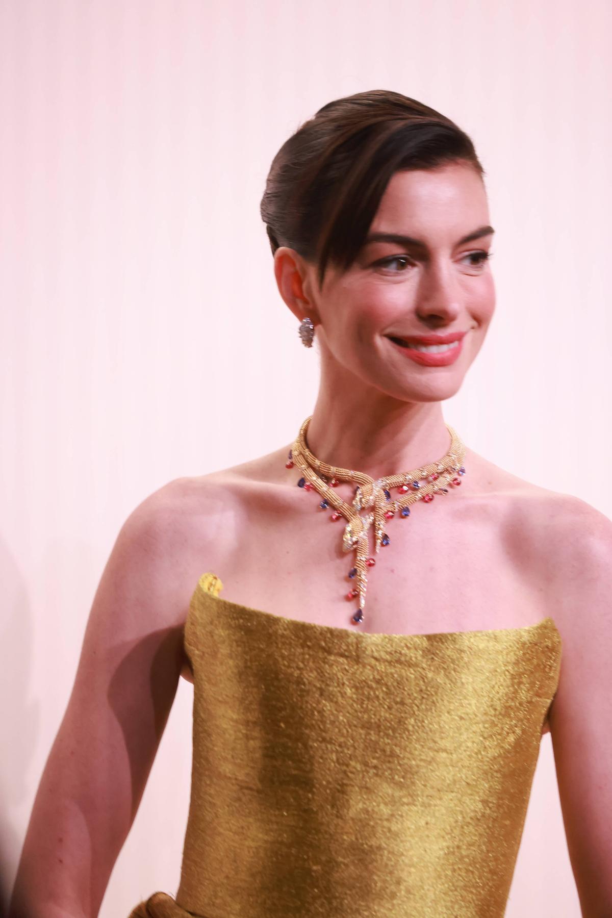 Cum au sărbătorit Anne Hathaway și Dua Lipa triumful lui Arsenal contra lui Real Madrid