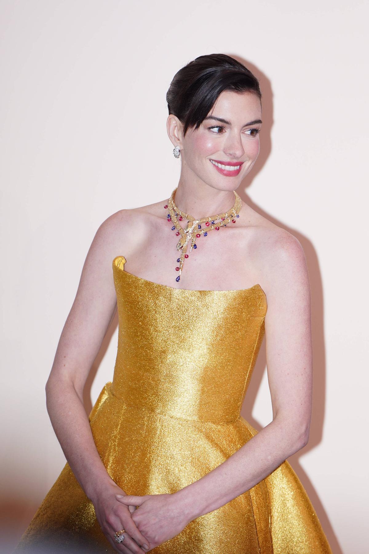 Cum au sărbătorit Anne Hathaway și Dua Lipa triumful lui Arsenal contra lui Real Madrid
