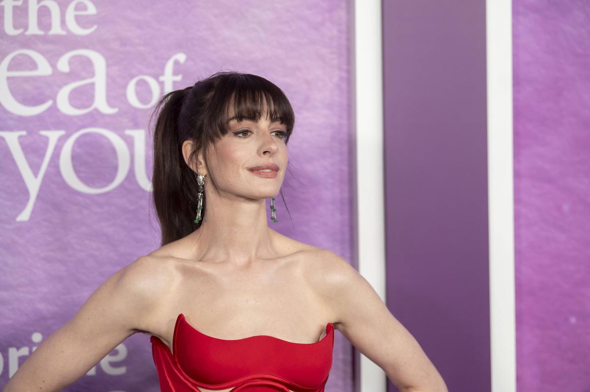 Cum au sărbătorit Anne Hathaway și Dua Lipa triumful lui Arsenal contra lui Real Madrid
