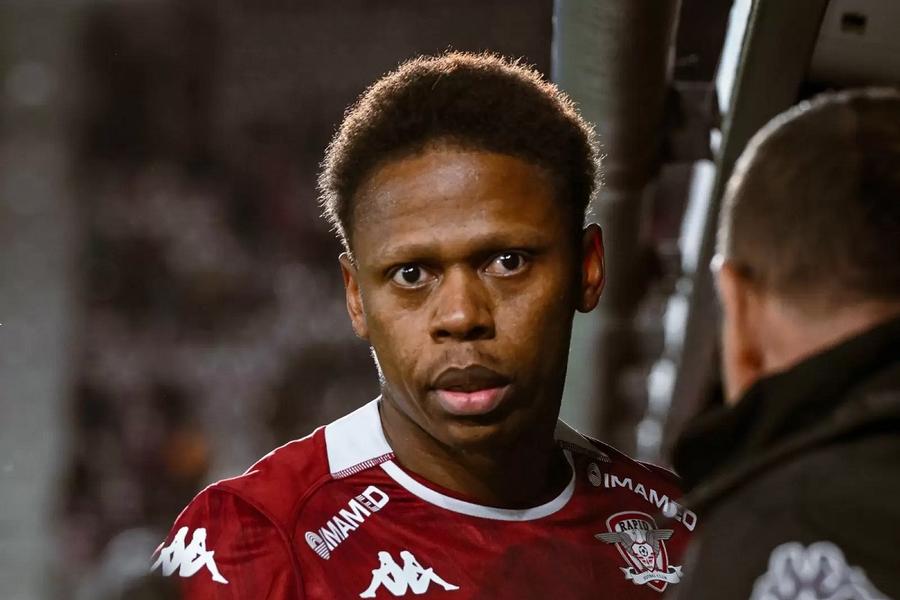 Clinton Njie a adunat 466 de minute în tricoul Rapidului, în cele 12 meciuri bifate. O medie de 39 de minute per meci, prin urmare. Foto: FC Rapid Plecare iminentă de la Rapid » „Are bagajele la ușă, nu s-a adaptat deloc în București”