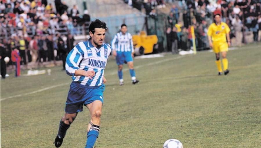 Viorel Domocoș în tricoul Craiovei Îl mai știți? Jucătorul pe care Hagi îl vedea „urmașul meu” împlinește 50 de ani! Stelist de mic, a luat Cupa cu Dinamo: „Să vă spun cum am pierdut 2-3 apartamente!”