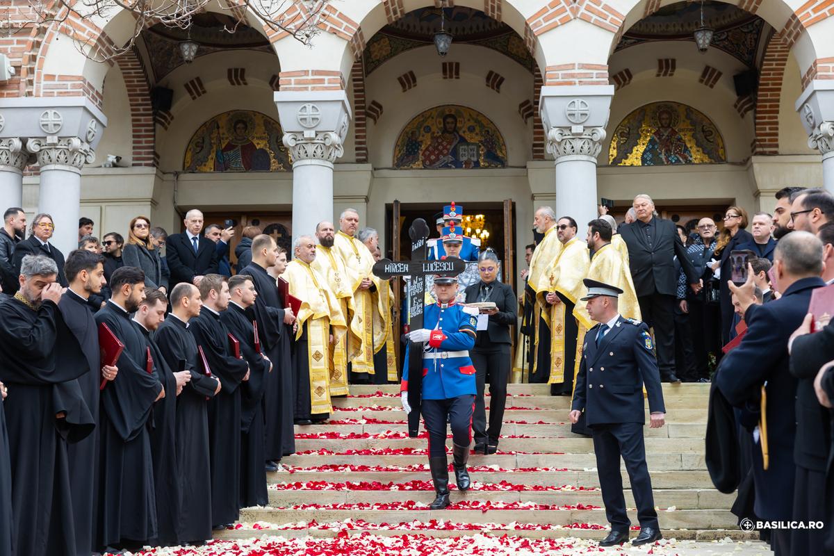 Discursul lui Răzvan Lucescu la slujba de înmormântare a tatălui: „Nu și-a putut stăpâni emoțiile” + Alți doi oameni de fotbal au luat cuvântul
