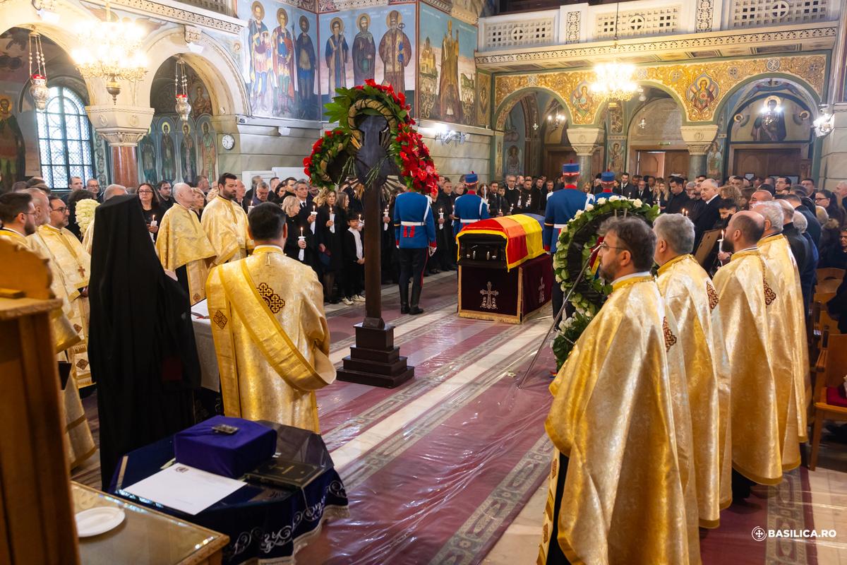 Imagini sfâșietoare cu Răzvan Lucescu de la înmormântarea tatălui său: „S-a luptat, a învins, a pierdut. A fost fericit, a fost mâhnit. A trecut prin toate”