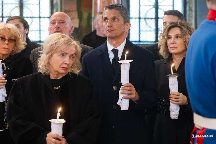 Răzvan Lucescu, Neli Lucescu, Ana-Maria Lucescu la slujba Înmormântării pentru Mircea Lucescu. Foto: Basilica.ro / Mircea Florescu