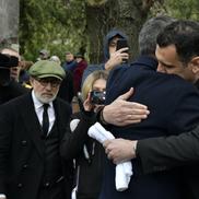 Răzvan Lucescu, îmbrățișat la înmormântarea lui Mircea Lucescu //  foto: Cristi Preda (GSP)