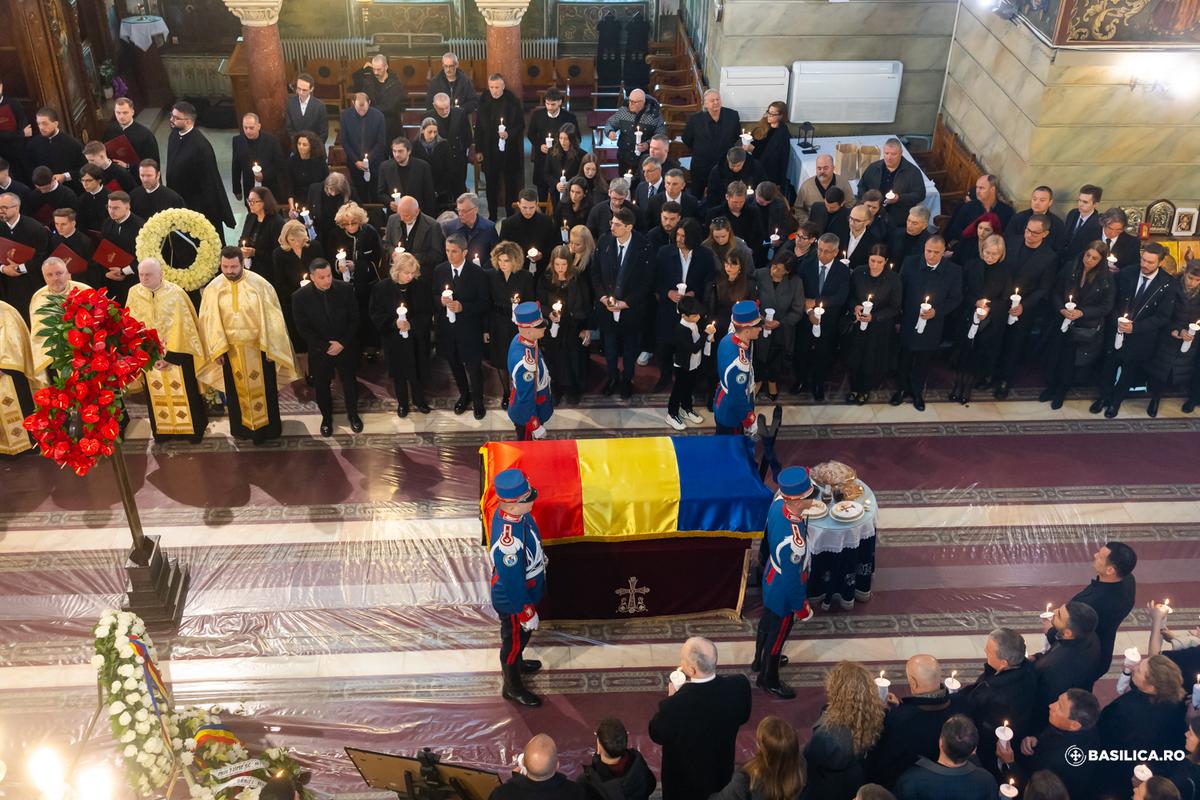 Discursul lui Răzvan Lucescu la slujba de înmormântare a tatălui: „Nu și-a putut stăpâni emoțiile” + Alți doi oameni de fotbal au luat cuvântul