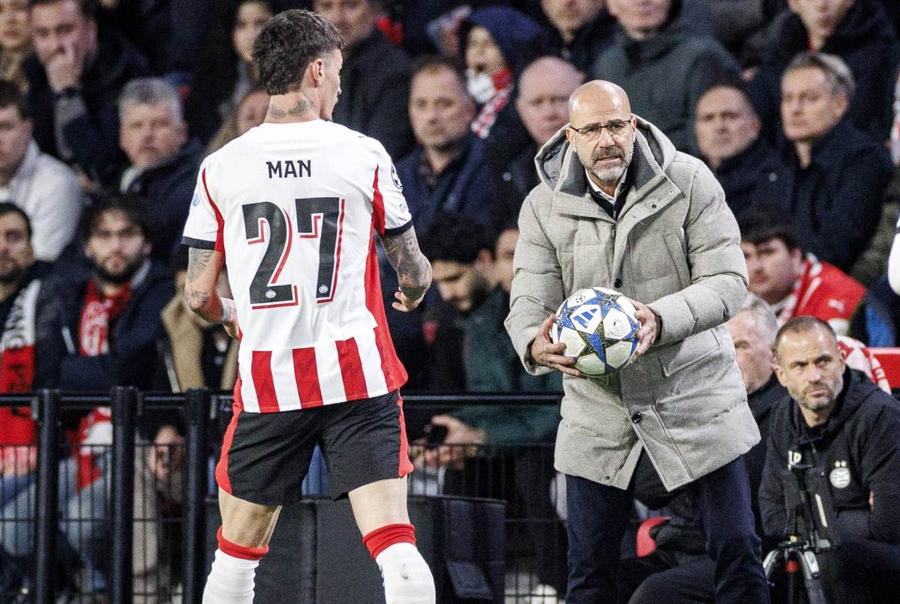Dennis Man și Peter Bosz // Imago Images Paradoxul Man la PSV Eindhoven » „Riscă să ajungă a patra soluție pe post, dar Peter Bosz nu-i închide ușa”