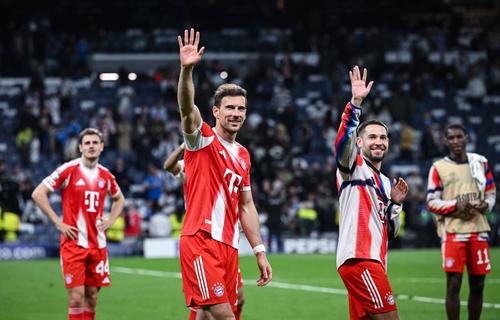 Leon Goretzka (stânga) îi salută pe fanii lui Bayern la finalul meciului cu Real Madrid (2-1) din Ligă / Foto: Imago