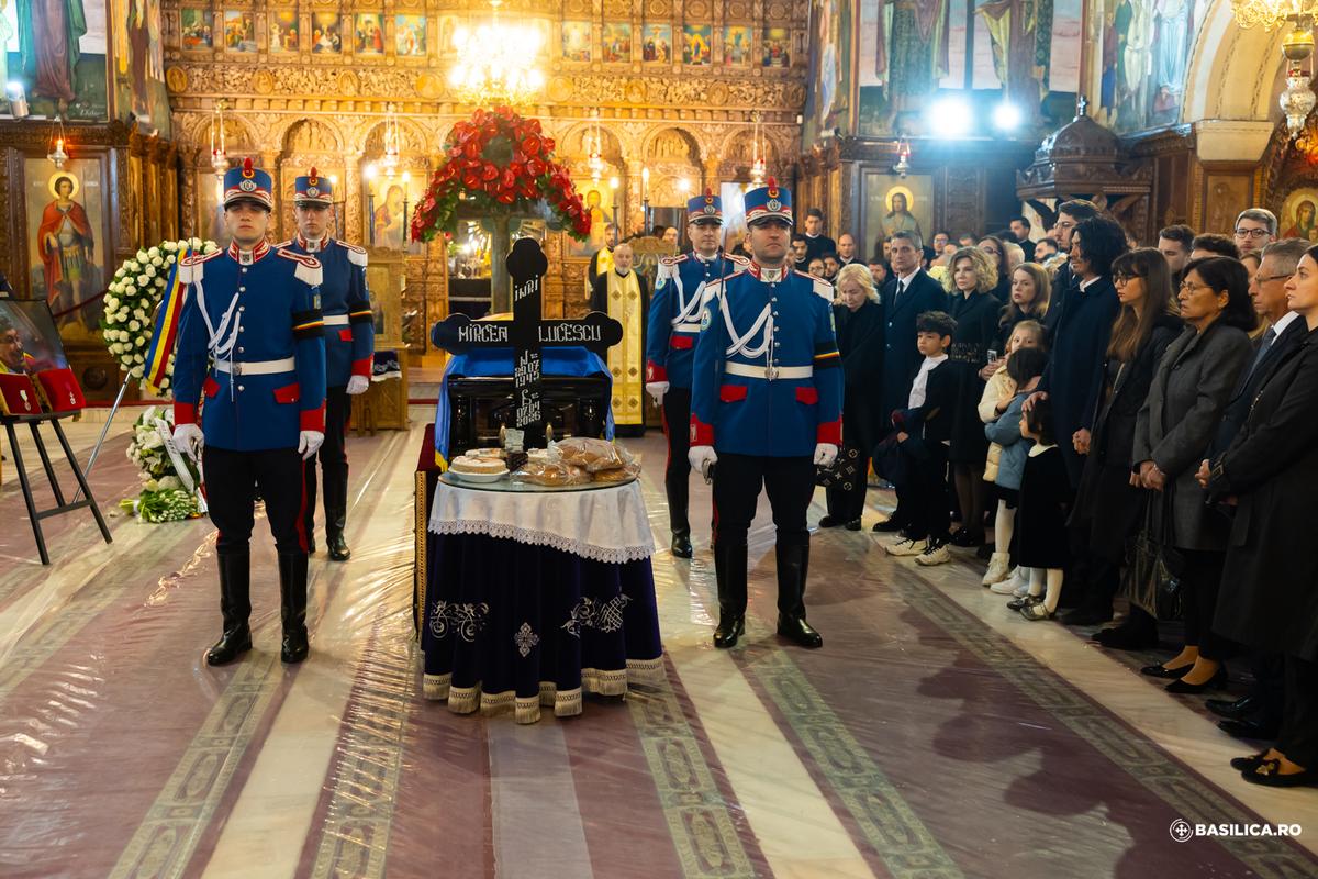Imagini sfâșietoare cu Răzvan Lucescu de la înmormântarea tatălui său: „S-a luptat, a învins, a pierdut. A fost fericit, a fost mâhnit. A trecut prin toate”