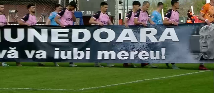 Corvinul Hunedoara, banner special pentru Mircea Lucescu // Captură FOTO: Prima Sport 1