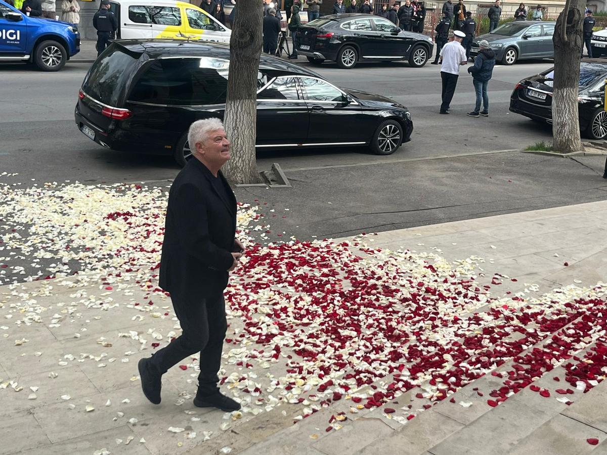 Hagi, Copos, Nețoiu, Burleanu și alte nume importante, la înmormântarea lui Mircea Lucescu » Toate personalitățile prezente: Becali a întârziat la slujbă