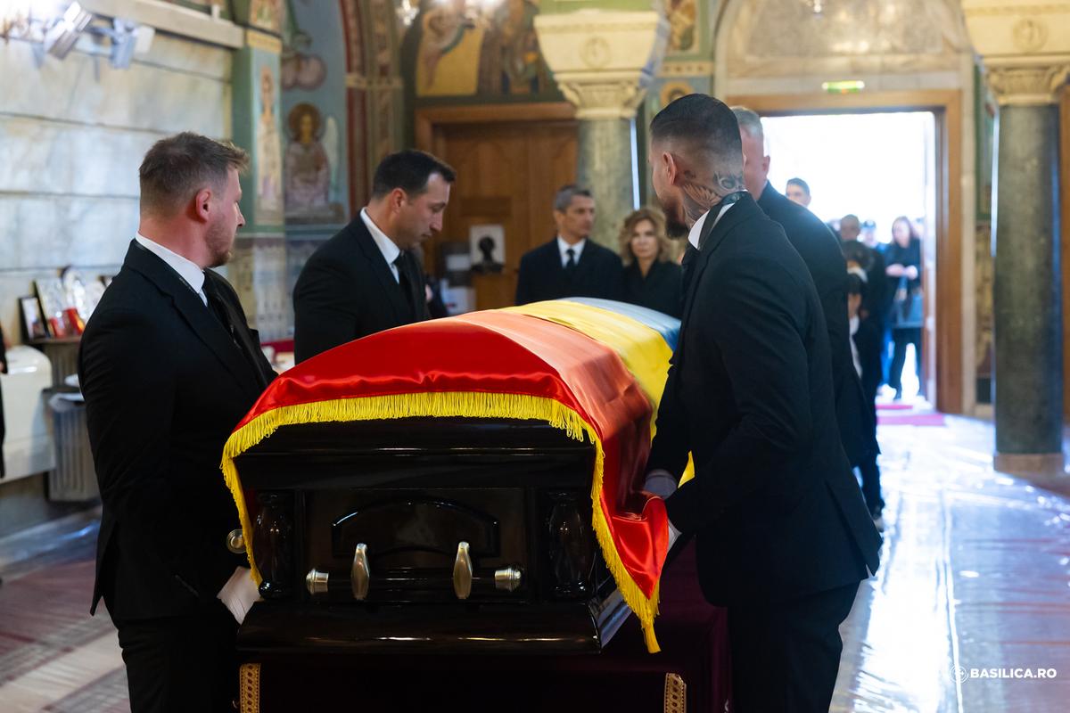 Discursul lui Răzvan Lucescu la slujba de înmormântare a tatălui: „Nu și-a putut stăpâni emoțiile” + Alți doi oameni de fotbal au luat cuvântul
