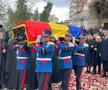 Răzvan Lucescu și Neli Lucescu în spatele sicriului lui Mircea Lucescu