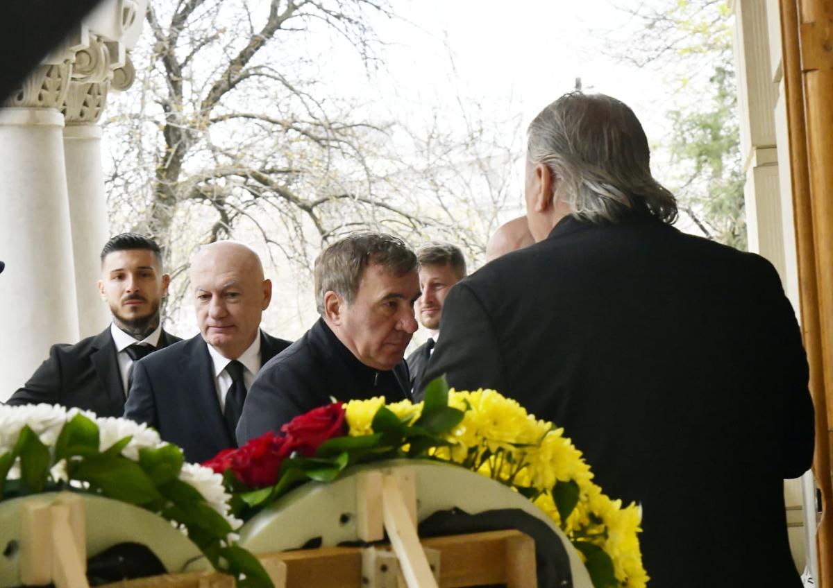 Hagi, Copos, Nețoiu, Burleanu și alte nume importante, la înmormântarea lui Mircea Lucescu » Toate personalitățile prezente: Becali a întârziat la slujbă