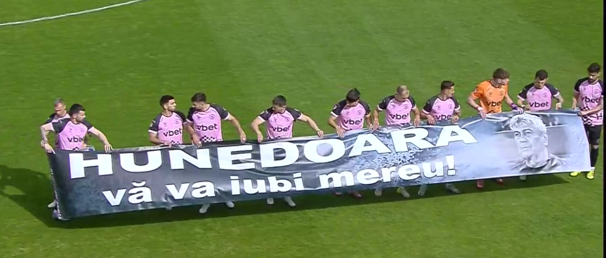 Corvinul Hunedoara, banner special pentru Mircea Lucescu