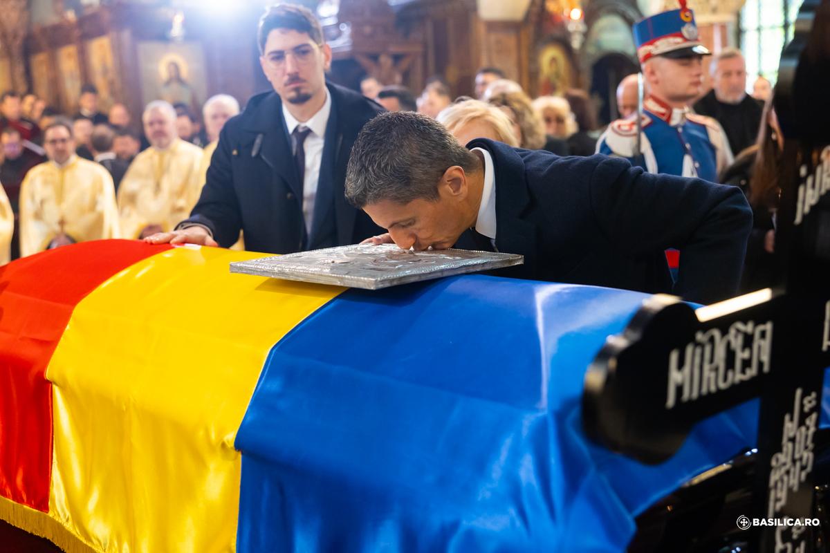Discursul lui Răzvan Lucescu la slujba de înmormântare a tatălui: „Nu și-a putut stăpâni emoțiile” + Alți doi oameni de fotbal au luat cuvântul