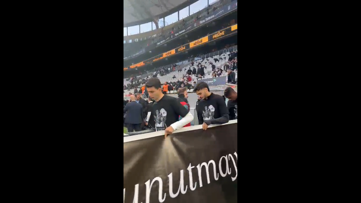 Incredibil! Cum l-au numit turcii de la Beșiktaș pe Mircea Lucescu, la primul meci după moartea lui „Il Luce”