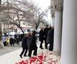 George Copos și Gigi Nețoiu, sosind la biserică / foto: Dumitru Angelescu (Libertatea)