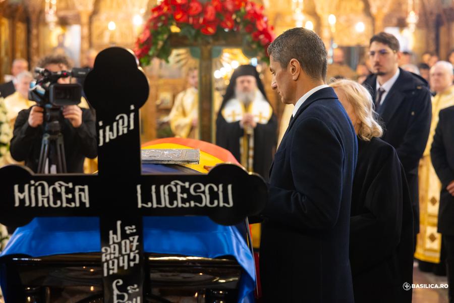 Răzvan Lucescu la slujba înmormântării lui Mircea Lucescu. Foto: Basilica.ro / Mircea Florescu Răzvan Lucescu, cerere de protecție pentru numele tatălui său: sunt 1.027 de puncte nominalizate de fiul lui Mircea Lucescu