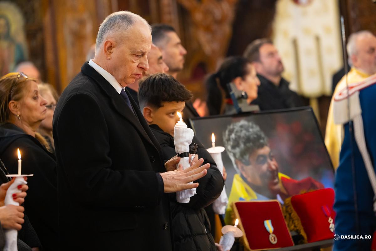 Imagini sfâșietoare cu Răzvan Lucescu de la înmormântarea tatălui său: „S-a luptat, a învins, a pierdut. A fost fericit, a fost mâhnit. A trecut prin toate”