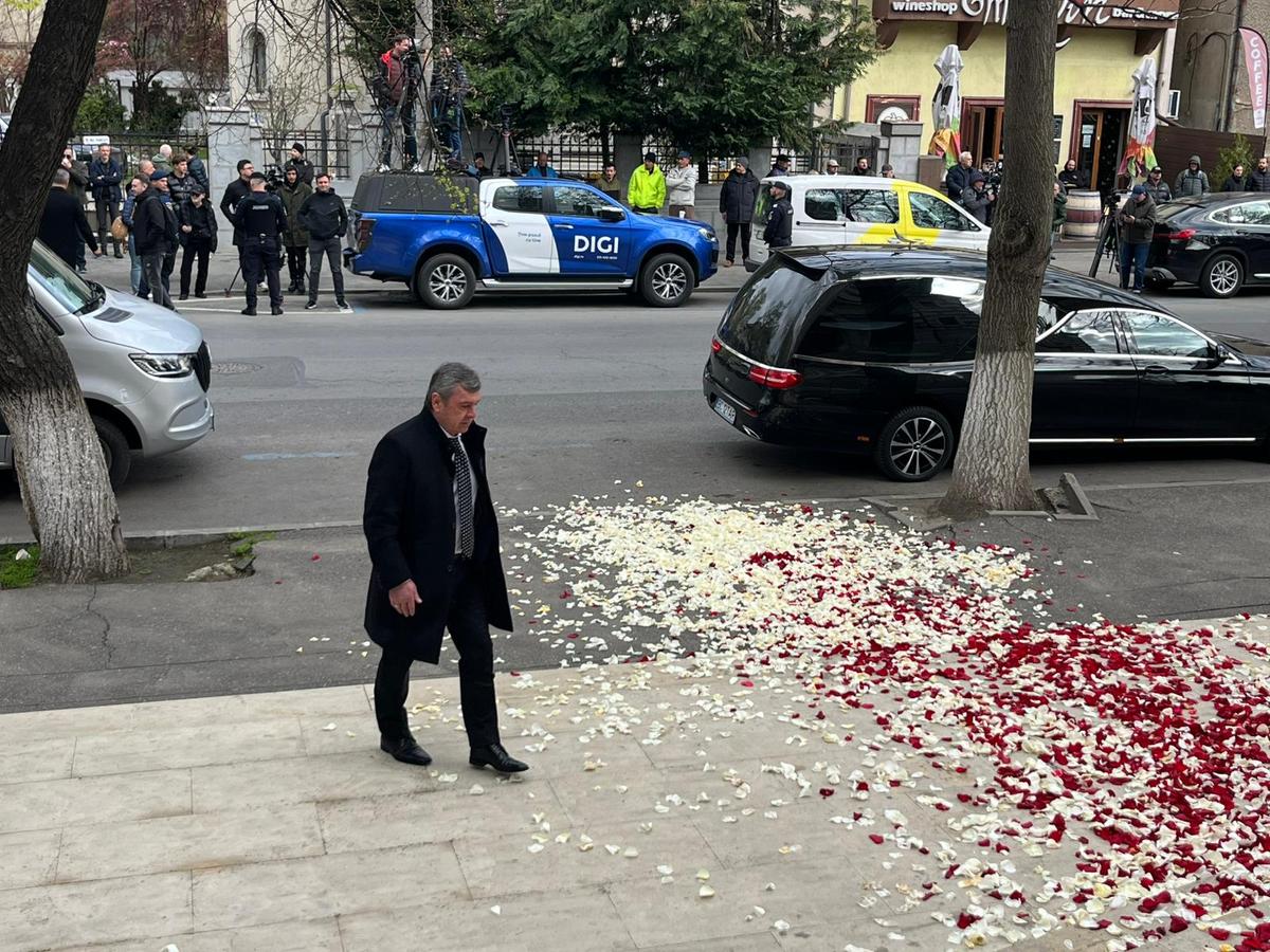Hagi, Copos, Nețoiu, Burleanu și alte nume importante, la înmormântarea lui Mircea Lucescu » Toate personalitățile prezente: Becali a întârziat la slujbă