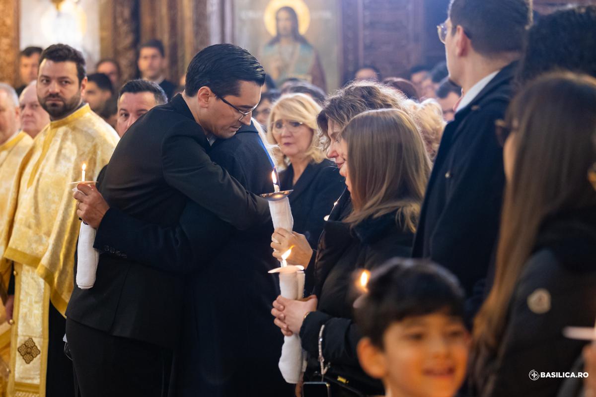 Imagini sfâșietoare cu Răzvan Lucescu de la înmormântarea tatălui său: „S-a luptat, a învins, a pierdut. A fost fericit, a fost mâhnit. A trecut prin toate”
