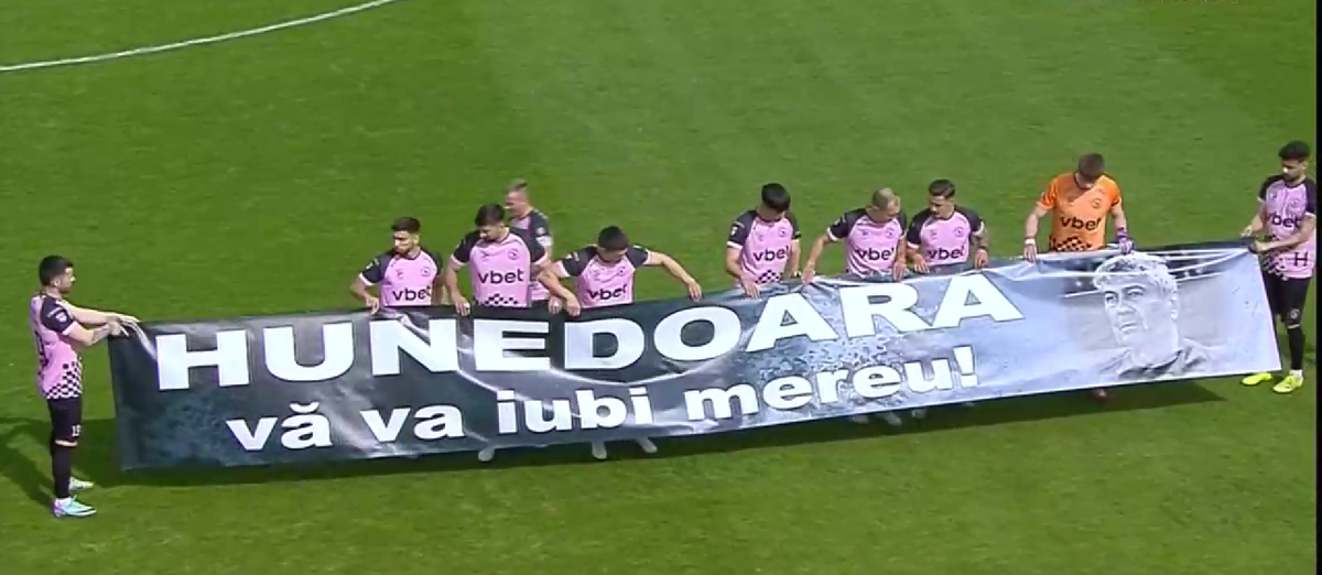Corvinul Hunedoara, banner special pentru Mircea Lucescu
