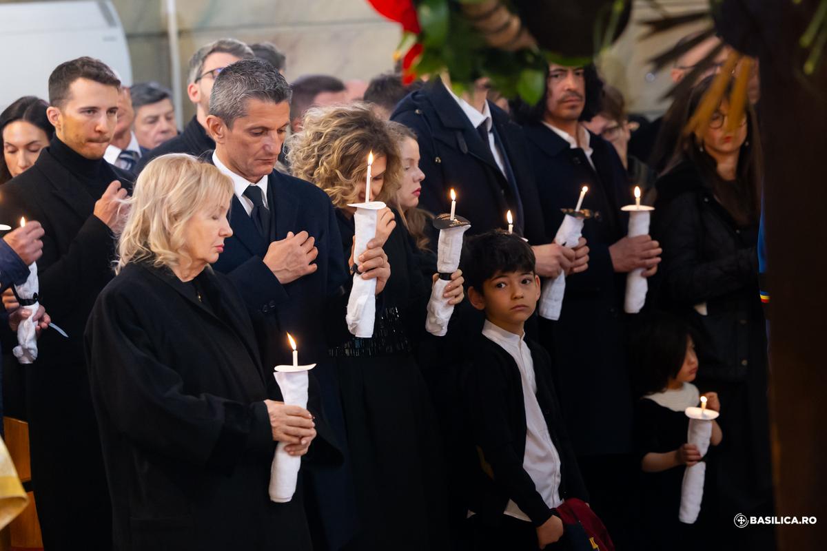 Imagini sfâșietoare cu Răzvan Lucescu de la înmormântarea tatălui său: „S-a luptat, a învins, a pierdut. A fost fericit, a fost mâhnit. A trecut prin toate”
