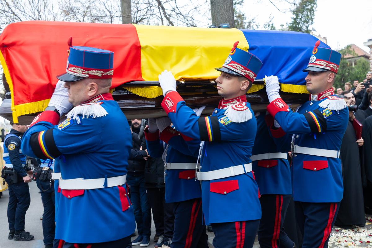 Imagini sfâșietoare cu Răzvan Lucescu de la înmormântarea tatălui său: „S-a luptat, a învins, a pierdut. A fost fericit, a fost mâhnit. A trecut prin toate”