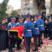 Răzvan Lucescu și Neli Lucescu în spatele sicriului lui Mircea Lucescu