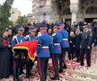 Răzvan Lucescu și Neli Lucescu în spatele sicriului lui Mircea Lucescu