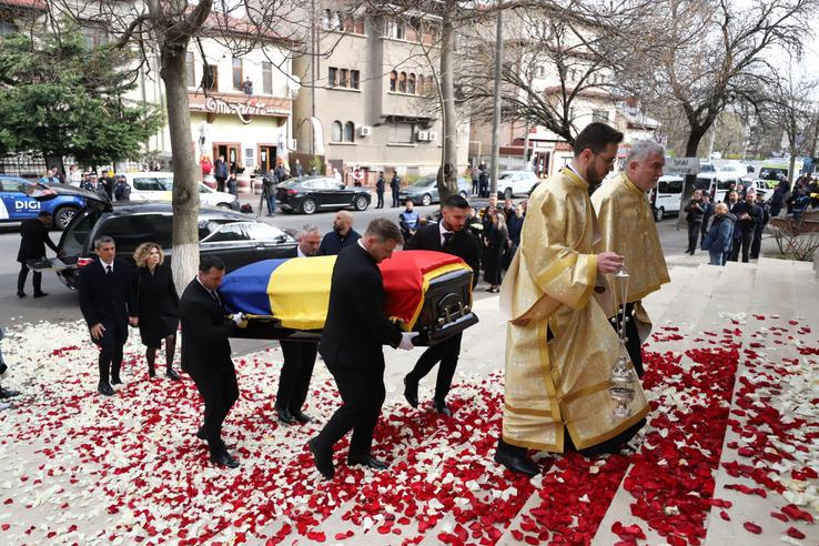 Răzvan Lucescu și soția sa Ana-Maria în cortegiul funerar al lui Mircea Lucescu // foto: Dumitru Angelescu (Libertatea)