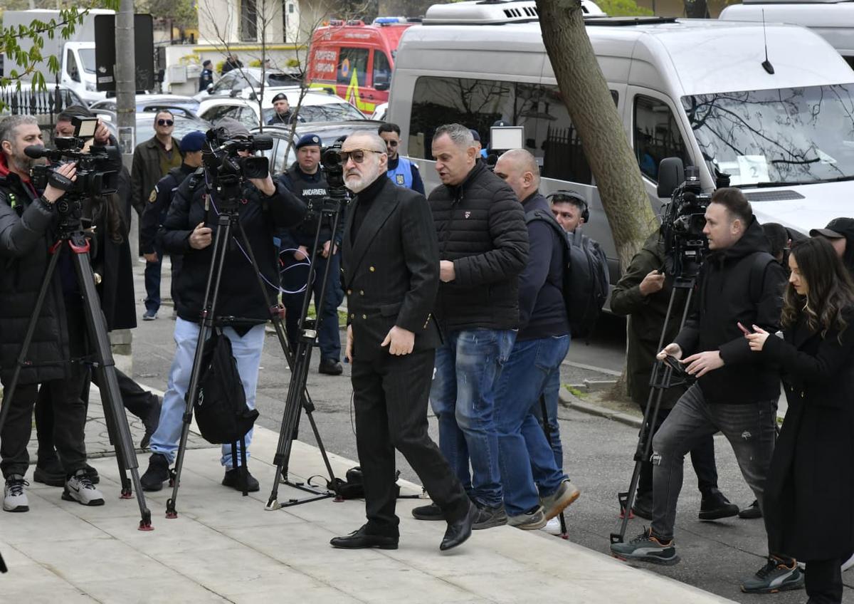 Gigi Becali, la înmormântarea lui Mircea Lucescu: „Am rămas mască, o să-i spun doar atât lui Răzvan”