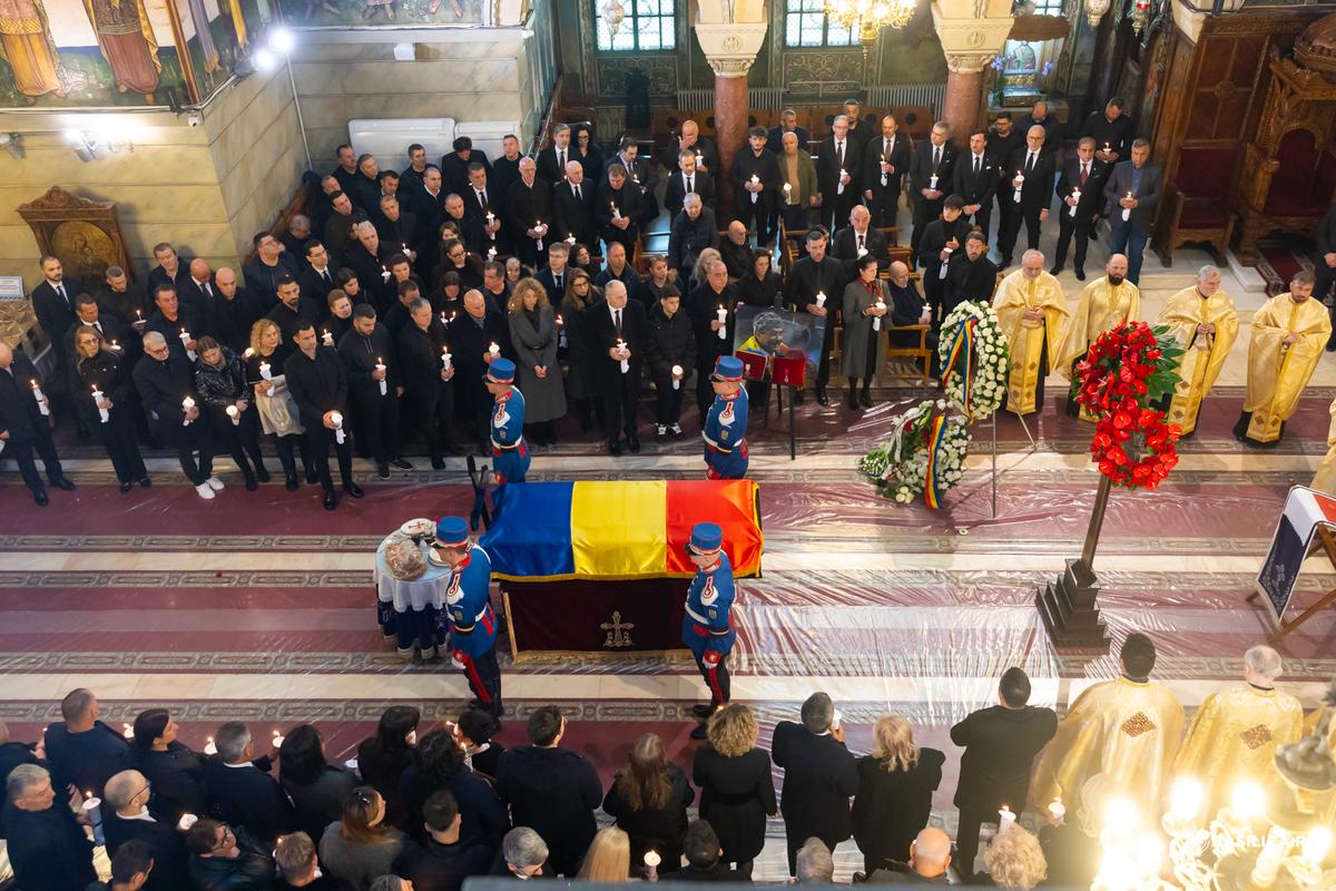 Imagini sfâșietoare cu Răzvan Lucescu de la înmormântarea tatălui său: „S-a luptat, a învins, a pierdut. A fost fericit, a fost mâhnit. A trecut prin toate”