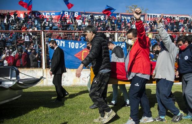 400 de fani au sfidat carantina și i-au adus ultimul omagiu lui „El Trinche”!
