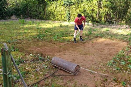 Arthur Reymond a reabilitat în întregime un teren de tenis.