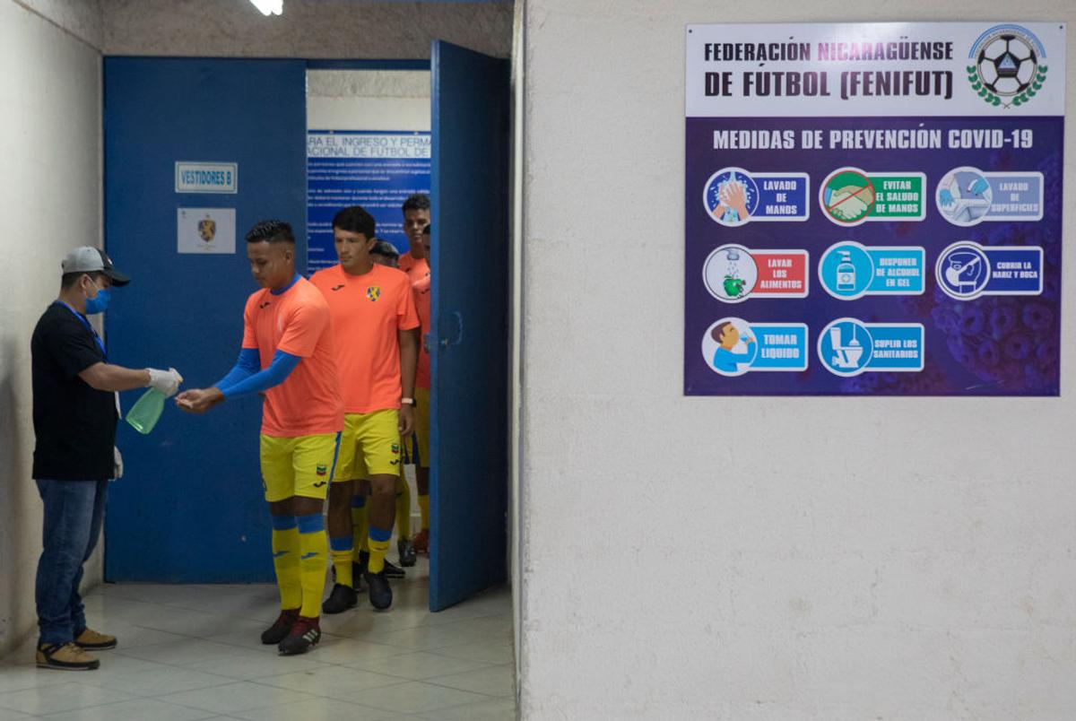 FOTO Imagini din viitorul fotbalului » Cum a arătat finala din primul campionat decis pe teren în pandemie: măști, dezinfectant și filtre de temperatură
