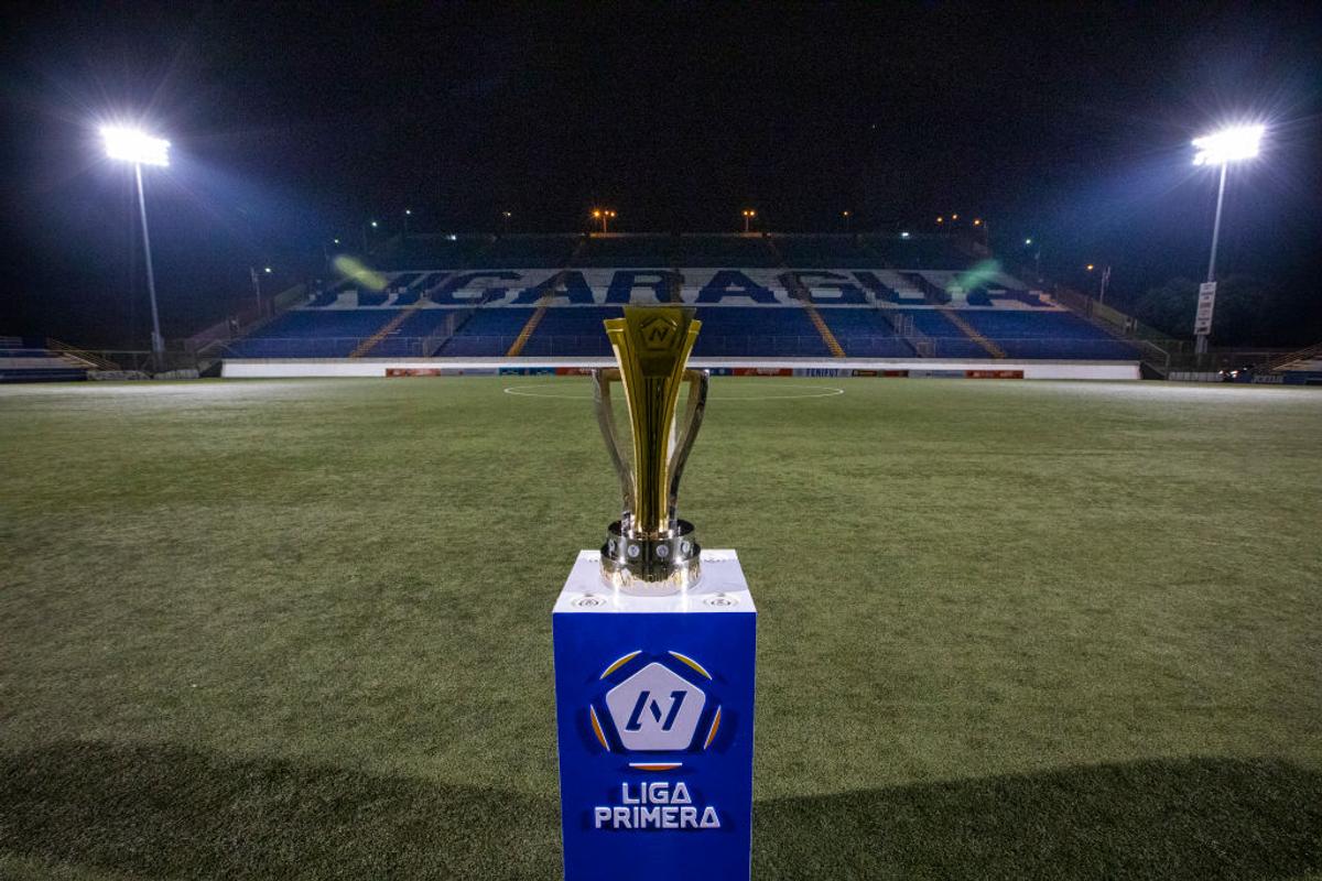 FOTO Imagini din viitorul fotbalului » Cum a arătat finala din primul campionat decis pe teren în pandemie: măști, dezinfectant și filtre de temperatură