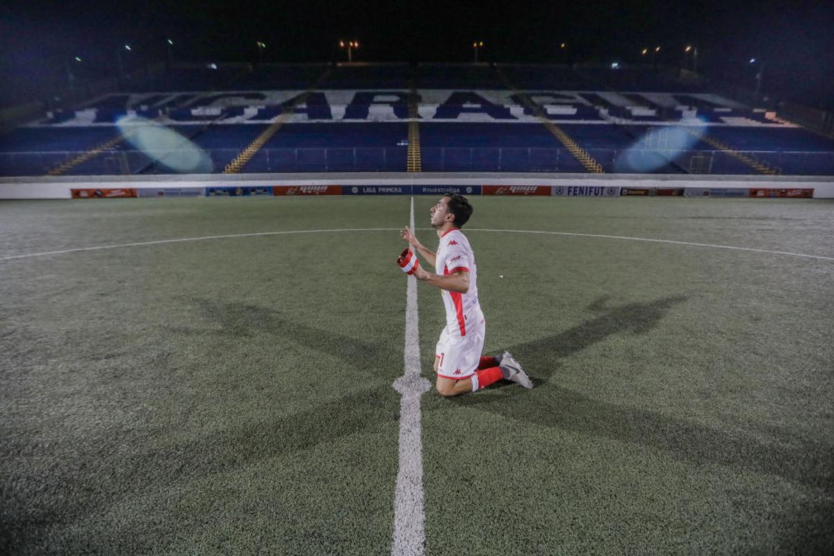 FOTO Imagini din viitorul fotbalului » Cum a arătat finala din primul campionat decis pe teren în pandemie: măști, dezinfectant și filtre de temperatură