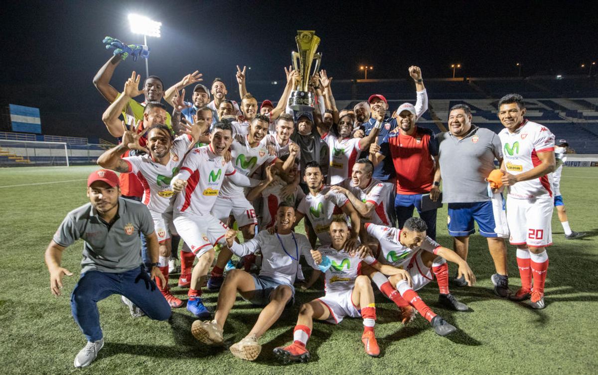 FOTO Imagini din viitorul fotbalului » Cum a arătat finala din primul campionat decis pe teren în pandemie: măști, dezinfectant și filtre de temperatură