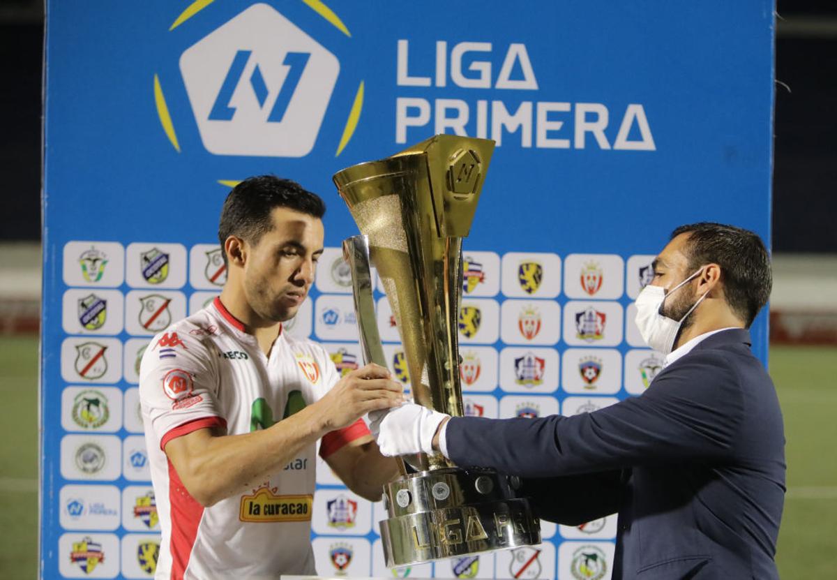 FOTO Imagini din viitorul fotbalului » Cum a arătat finala din primul campionat decis pe teren în pandemie: măști, dezinfectant și filtre de temperatură