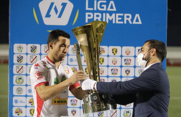 FOTO Imagini din viitorul fotbalului » Cum a arătat finala din primul campionat decis pe teren în pandemie: măști, dezinfectant și filtre de temperatură