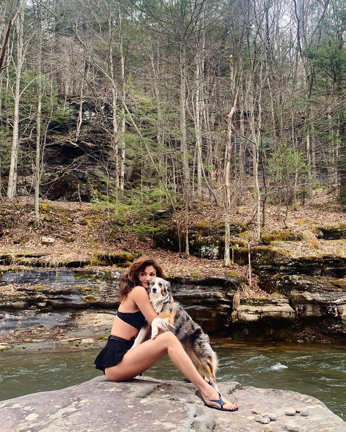FOTO + VIDEO. La 51 de ani, fostul model Victoria's Secrets și-a șocat urmăritorii de pe instagram » Helena Christensen a sfidat zăpada din New York