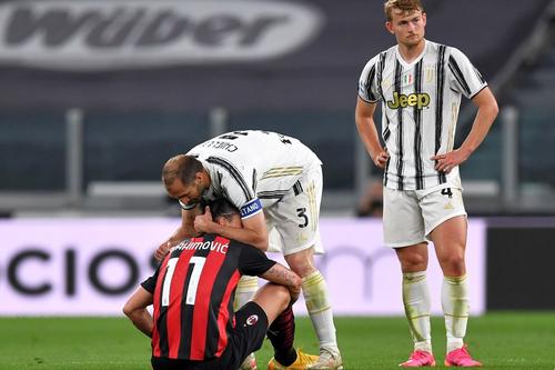 Zlatan Ibrahimovic e consolat de Chiellini după ce s-a accidentat la genunchi // Foto: Getty Images